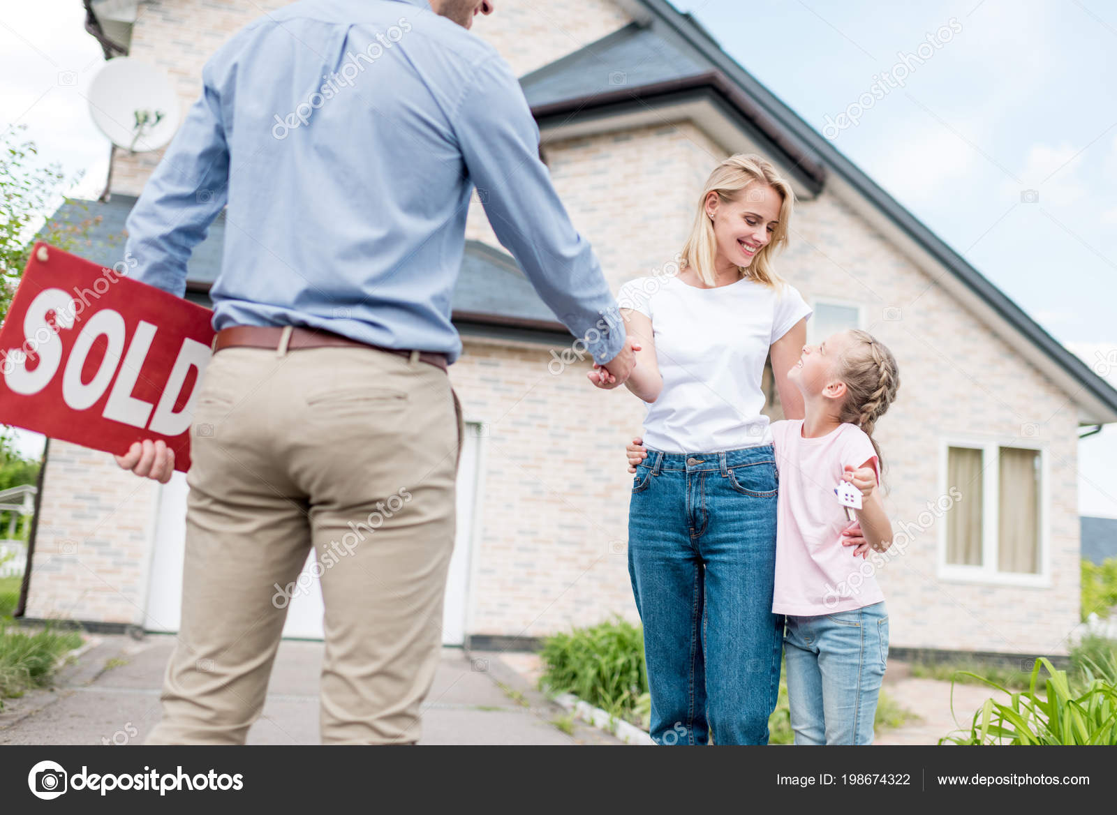 depositphotos_198674322-stock-photo-woman-daughter-buying-new-house